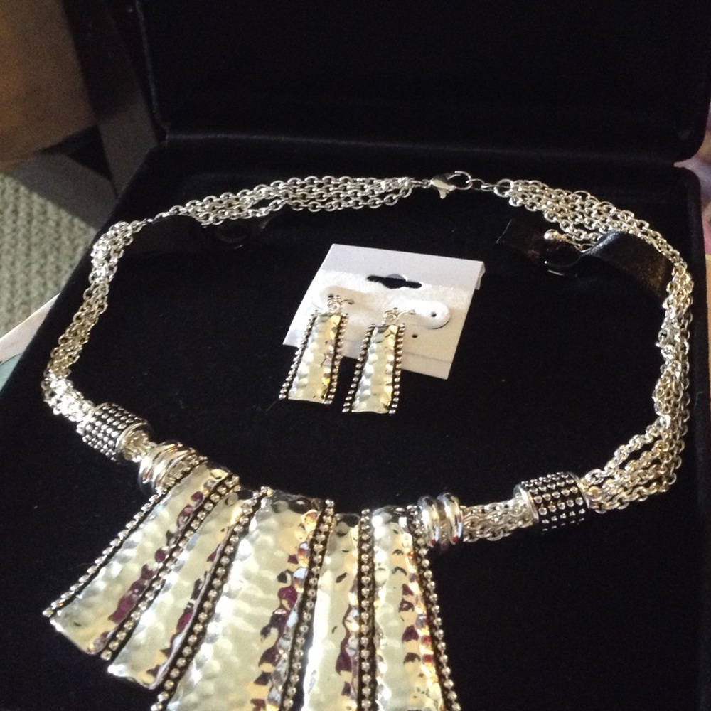 💥Final Price💥STUNNING STATEMENT NECKLACE SET - Picture 3 of 5